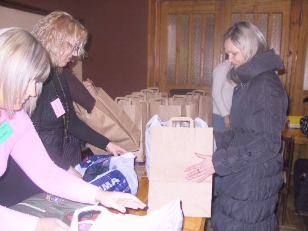 To, ka sestdien Smiltenē labdarības akcijā ir īpaša, pacilāta gaisotne, izjuta ne vien ziedotāji, bet arī tās organizatori, Baltijas Starptautiskās akadēmijas Smiltenes filiāles 3. kursa studenti. 
Autors: Sandra Pētersone