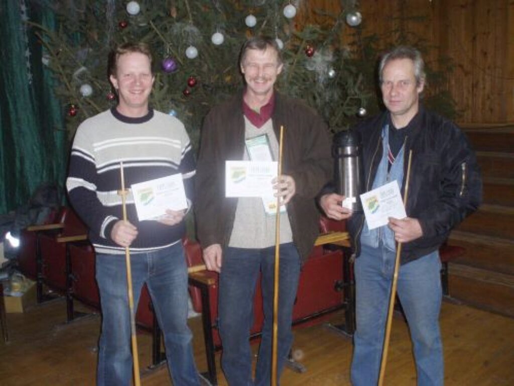 Pirmajā kārtā Variņu kausa izcīņā novusā uzvarēja Ilmārs Pavasars (vidū). Otro vietu izcīnīja Guntars Tomašs (no labās), trešo – Lauris Petrovs.
Autors: No personīgā arhīva