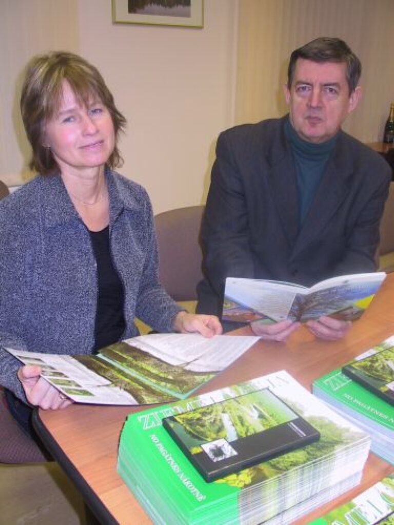  Ziemeļvidzemes biosfēras rezervāta Strenču biroju vada Rūta Zepa, par mežu apsaimniekošanas plāniem konsultē Aldis Liepiņš.
Autors: Sandra Pētersone