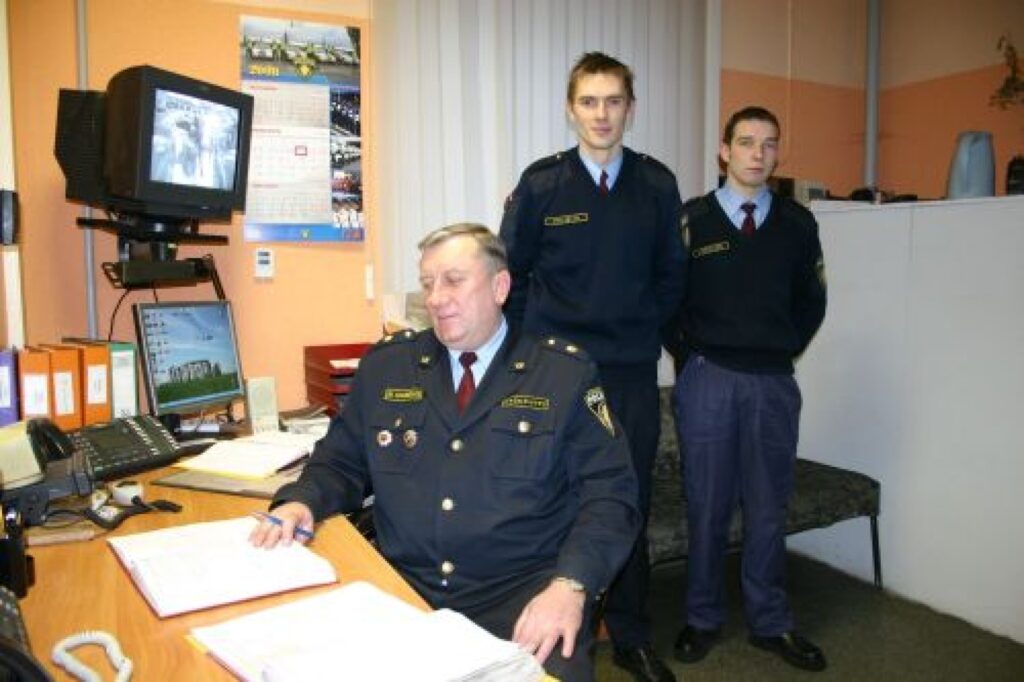 Valkas rajona Policijas pārvaldes dežurants Nikolajs Ivanovs (no kreisās), dežuranta otrais palīgs Janeks Konds un palīgs Jānis Ozoliņš raugās, lai katrs apmeklētājs nokļūtu tur, kur viņš vēlas, un lai katrs palīdzības meklētājs to saņemtu laikus.
Autors: Aldis Dubļāns