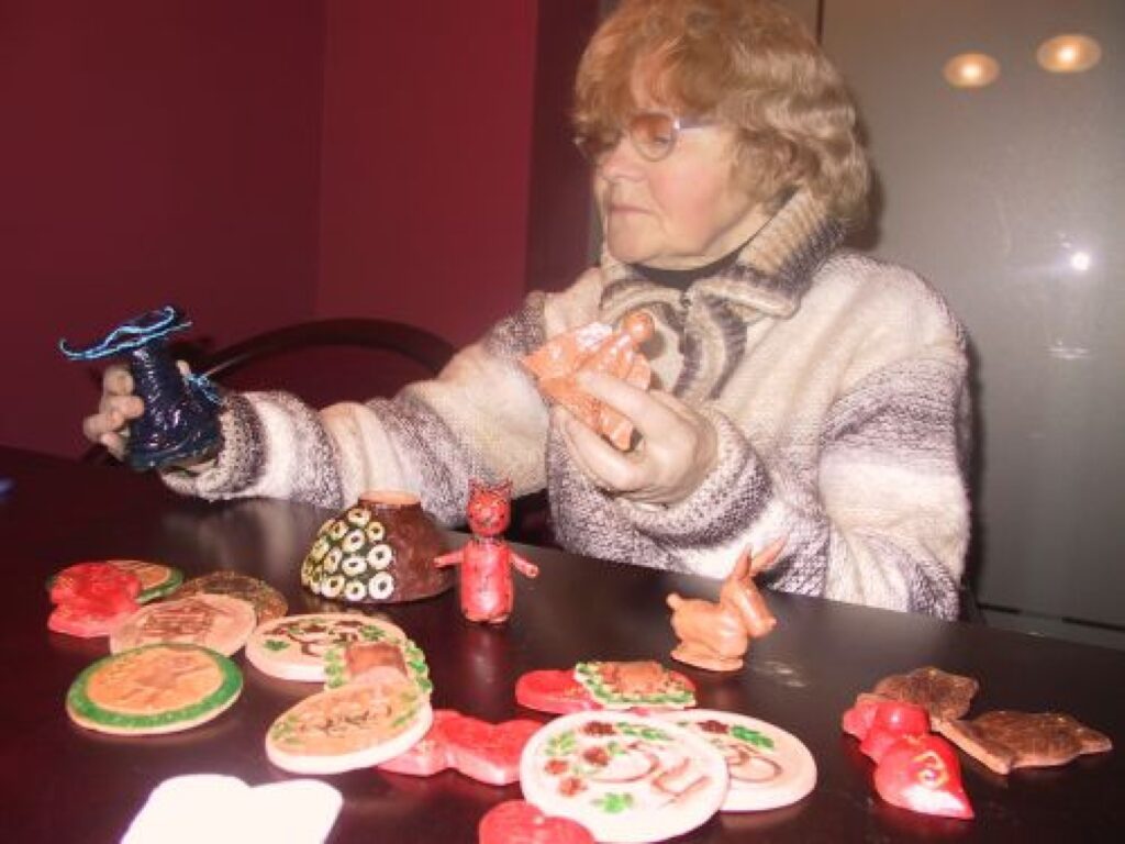  “Dienas biznesa” žurnālistu veidotie keramikas darbi patīkami pārsteiguši viņu skolotāju meistari Maigu Āboliņu.
Autors: Sandra Pētersone