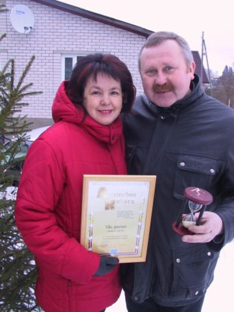 Smiltenes pilsētas domes Atzinības rakstu un balvas par Ziemassvētku noskaņas radīšanu gada nogalē vakar saņēma arī Dace un Pēteris Vilki. “Māju un pagalmu rotājam jau vairākus gadus, lai radītu prieku sev un citiem,” saka Vilku ģimene.
Autors: Sandra Pētersone