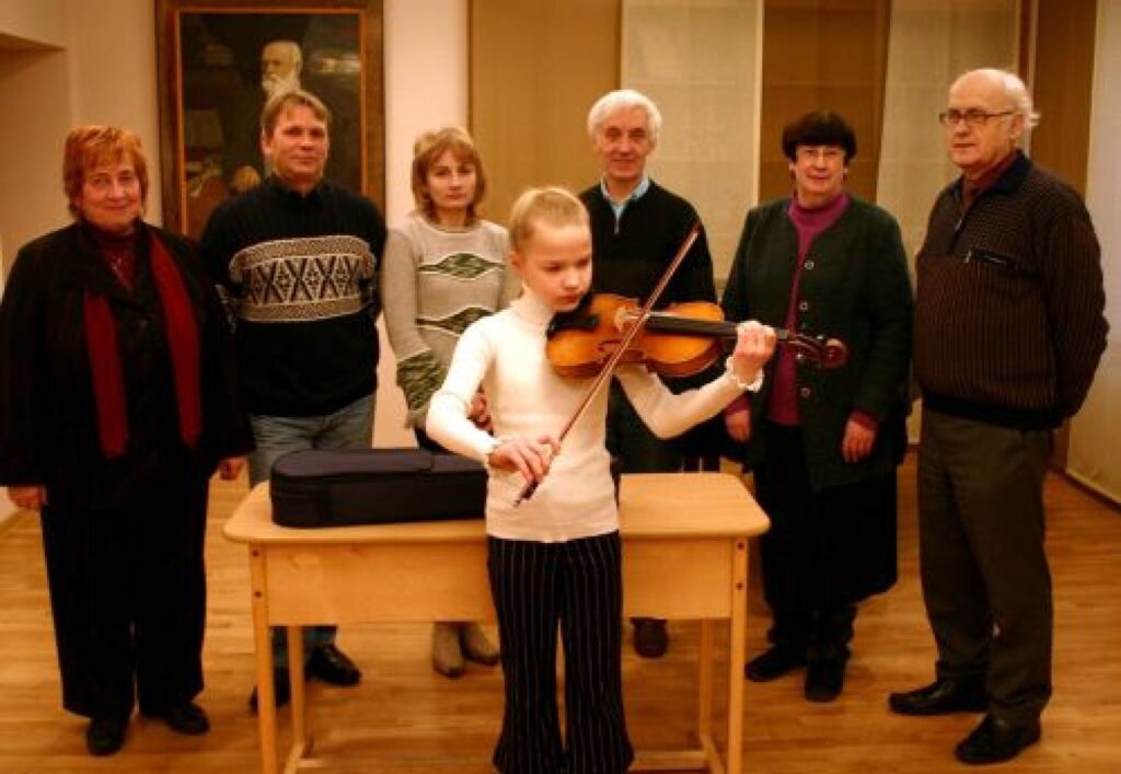 Jau aprīlī Madara ar abiem pārējiem ģimenes jaunajiem mūziķiem, vecākiem un skolotājiem dosies uz “OMG Latvia” 10 gadu jubileju un sniegs nelielu koncertu. Ja meitenei veiksies, sadarbība ar šo firmu turpināsies.
Autors: Aldis Dubļāns