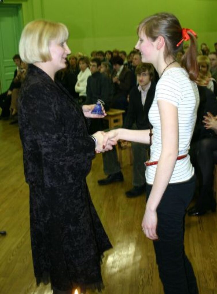 7. - 9. klašu grupā visaugstākā vidējā atzīme (8,33) ir 9.b klases skolniecei Ievai Kampei. “Viņa ir mērķtiecīga, ar radošu garu apveltīta nenogurstoša optimiste, par kuru var teikt, kas zina, ko grib, tas spēj visu, ko grib,” skanēja viņas raksturojumā
Autors: Aldis Dubļāns