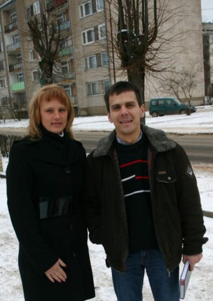 Akcijas “Neizmet! Ziedo! Iepriecini!” organizētāji Ineta Balode un Valdis Šaicāns  akcentē uzstādījumu, ka jāziedo tikai tīras un nesabojātas lietas bērniem.
Autors: Aldis Dubļāns