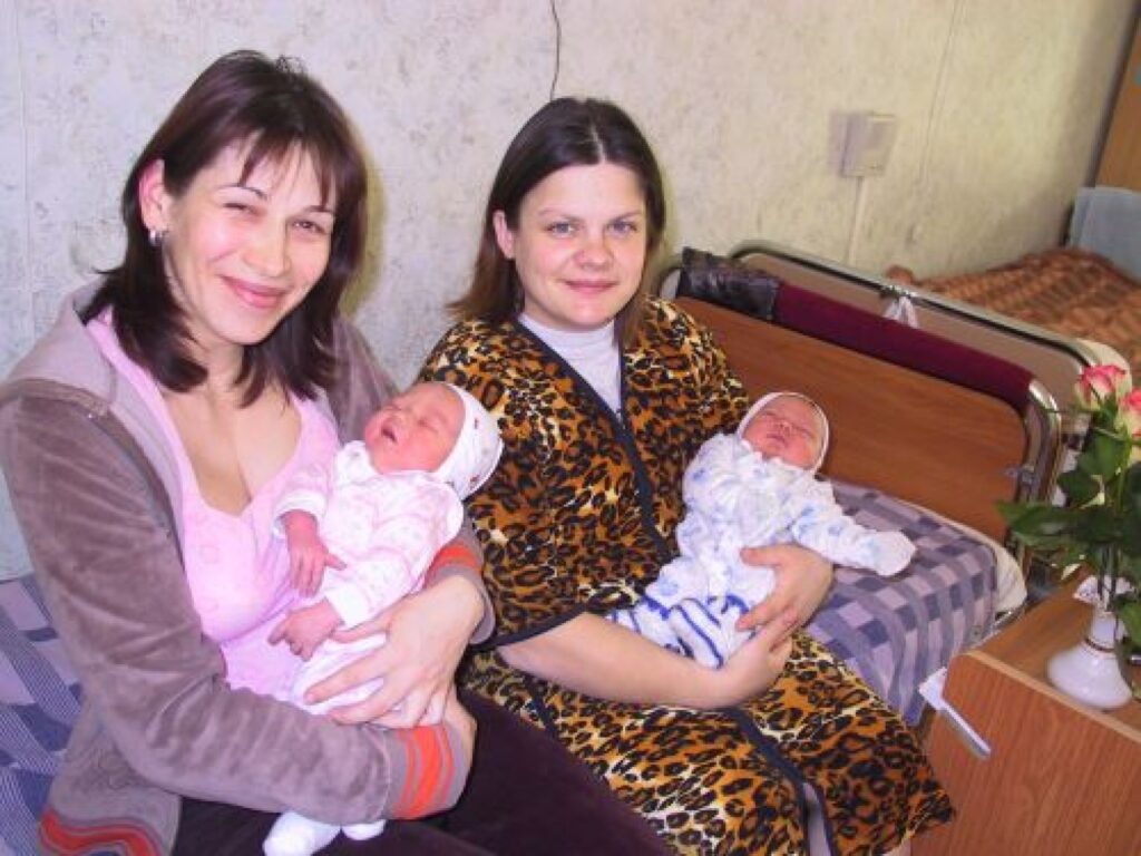 Kristīnes Žīgures (no kreisās) un Jolantas Allikas mazuļi ir pirmie šā gada jaundzimušie Valkas rajonā. 
Autors: Sandra Pētersone