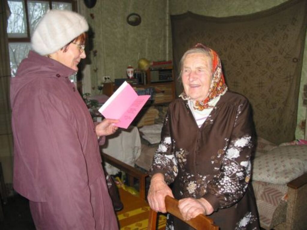Valkas pagasta sociālā darbiniece Rūta Reinsone sveic deviņdesmitgadnieci Veltu Mertenu un novēl viņai stipras rokas un veselību vēl daudz gadu.
Autors: Aivars Zilbers