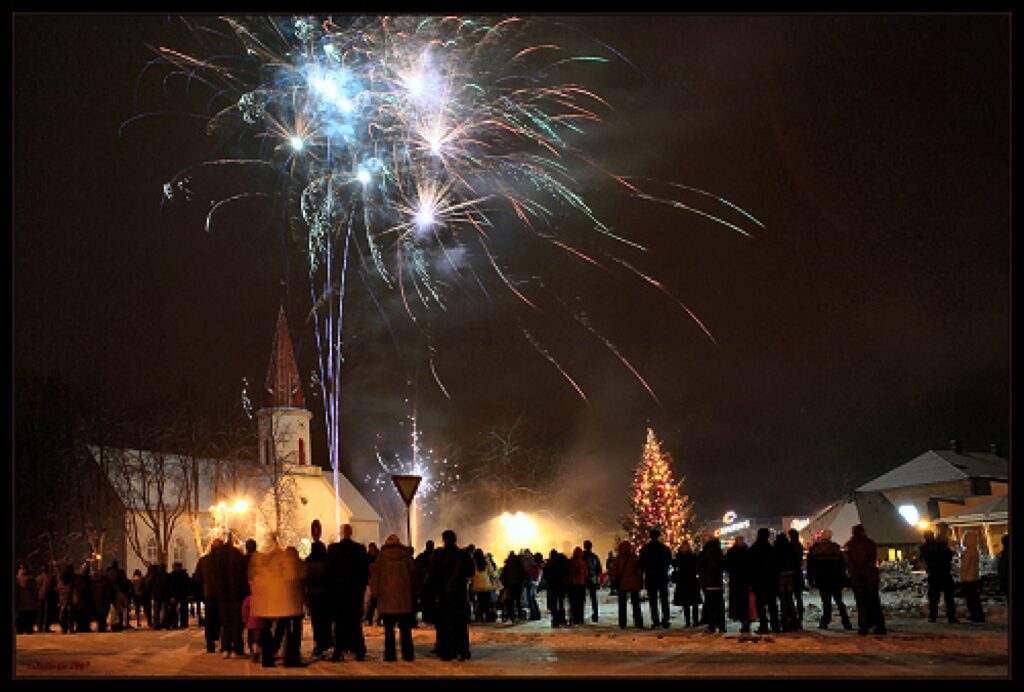 Smiltenieši un pilsētas viesi šīs gadu mijas salūtu atzīst par izcili skaistu
Autors: Miervaldis Ozols