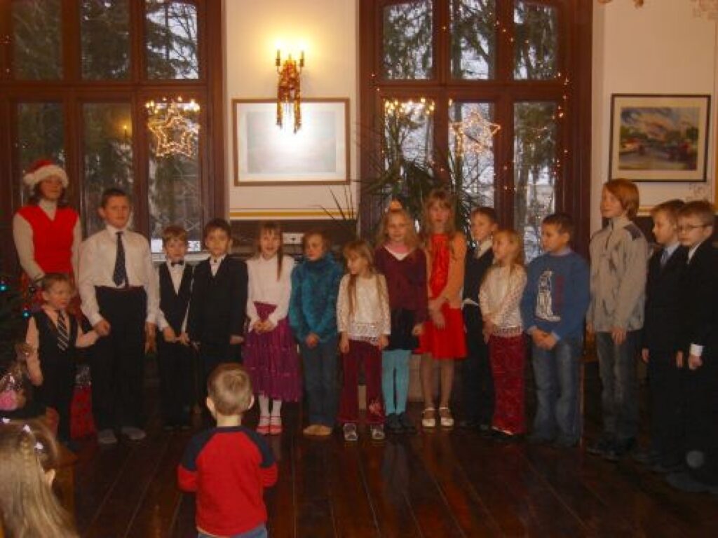  Skolēni, lai saņemtu svētku paciņu ne tikai skaitīja dzejoļus, bet arī kopā  dziedāja dziesmas.
Autors: Santa Sinka