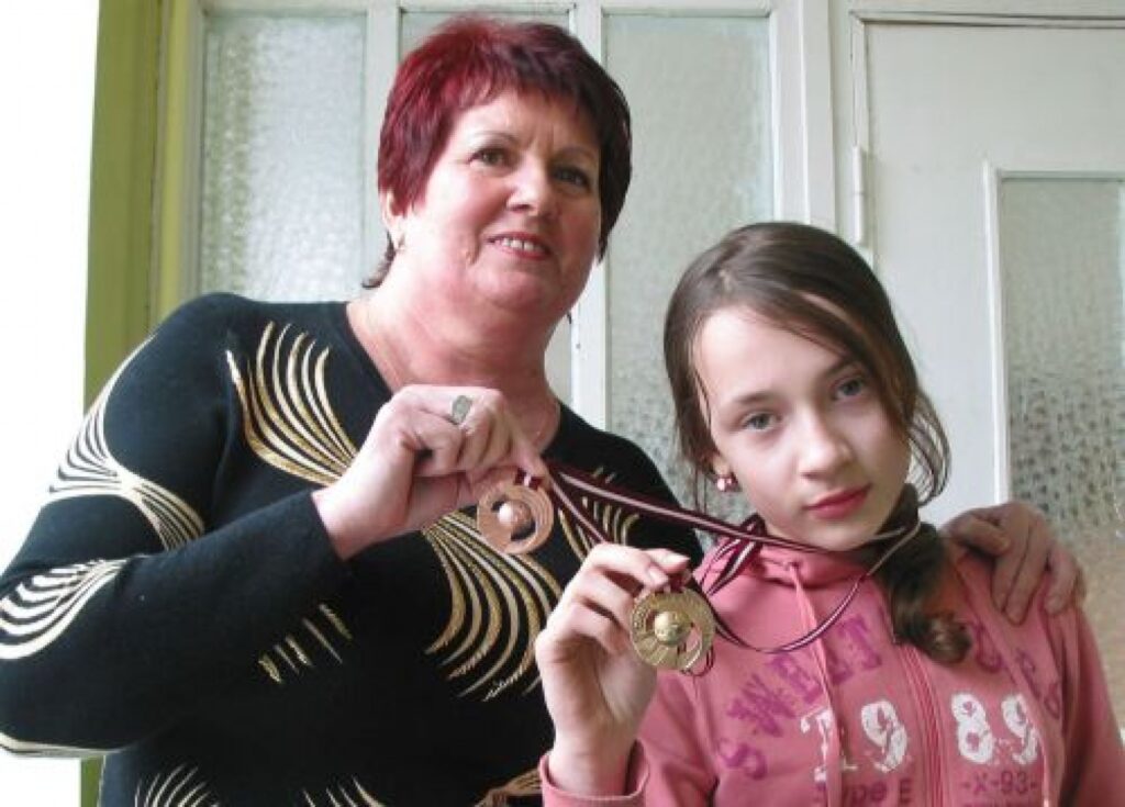 Trenere Nadežda Blūma smej, ka Karīnas Rudus nopelnītajās medaļās ir arī gabaliņš viņas ieguldījuma.
Autors: Aldis Dubļāns