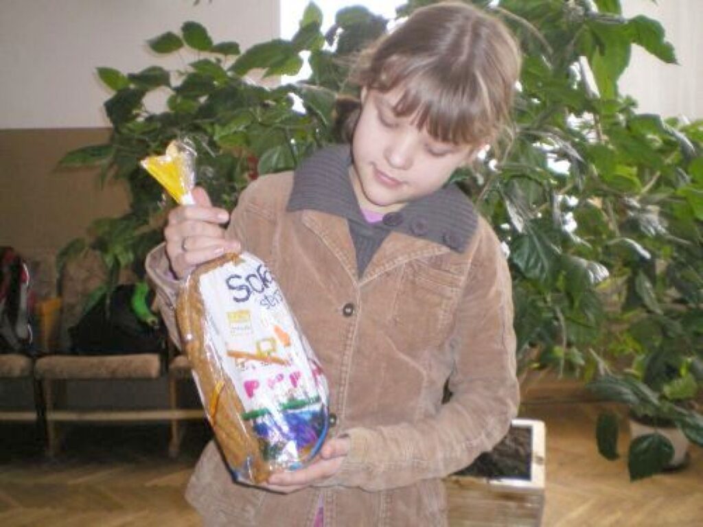 Ērģemes pamatskolas 4. klases skolnieces Santas Rubenes zīmējums rotā SIA “Valmieras maizniekā” cepto maizi “Skolas tosteris – trīsgraudu” iepakojumu. 
Autors: Ingūna Plūme