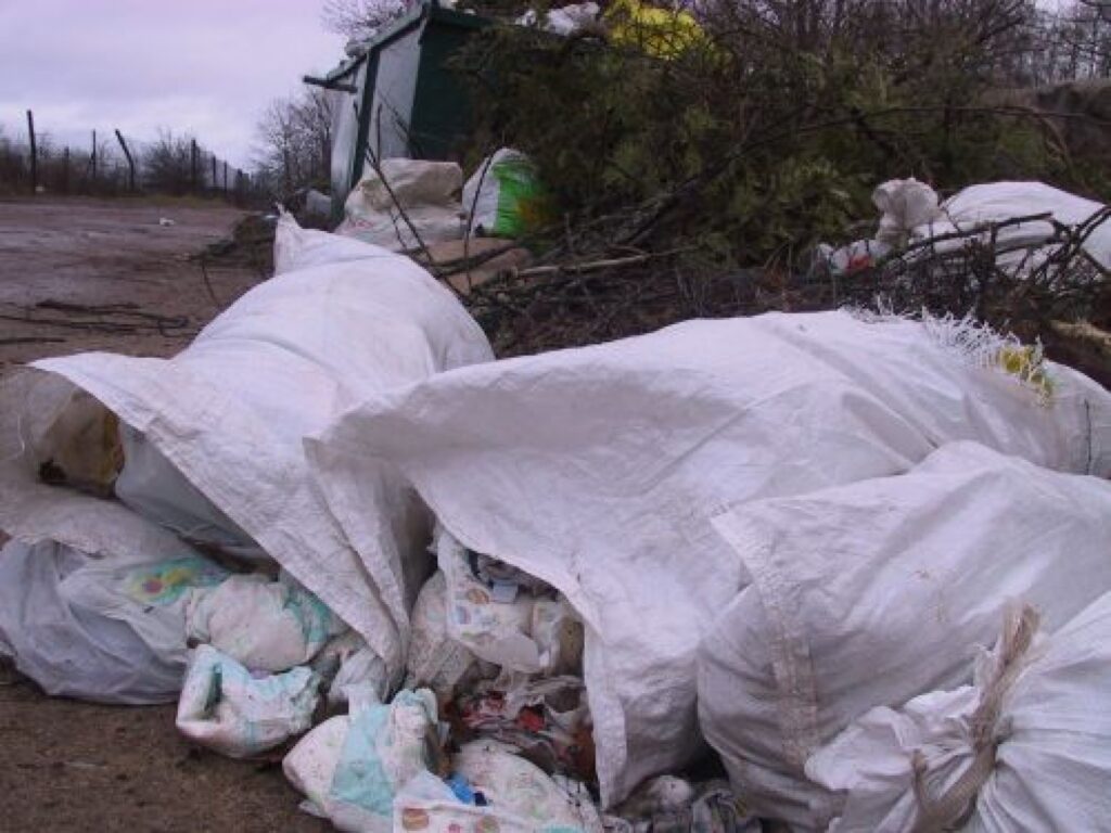 Pie kapsētas konteineriem nomestie maisi ar izlietotām autiņbiksītēm bija pēdējais piliens pašvaldības pacietības kausā.
Autors: Sandra Pētersone