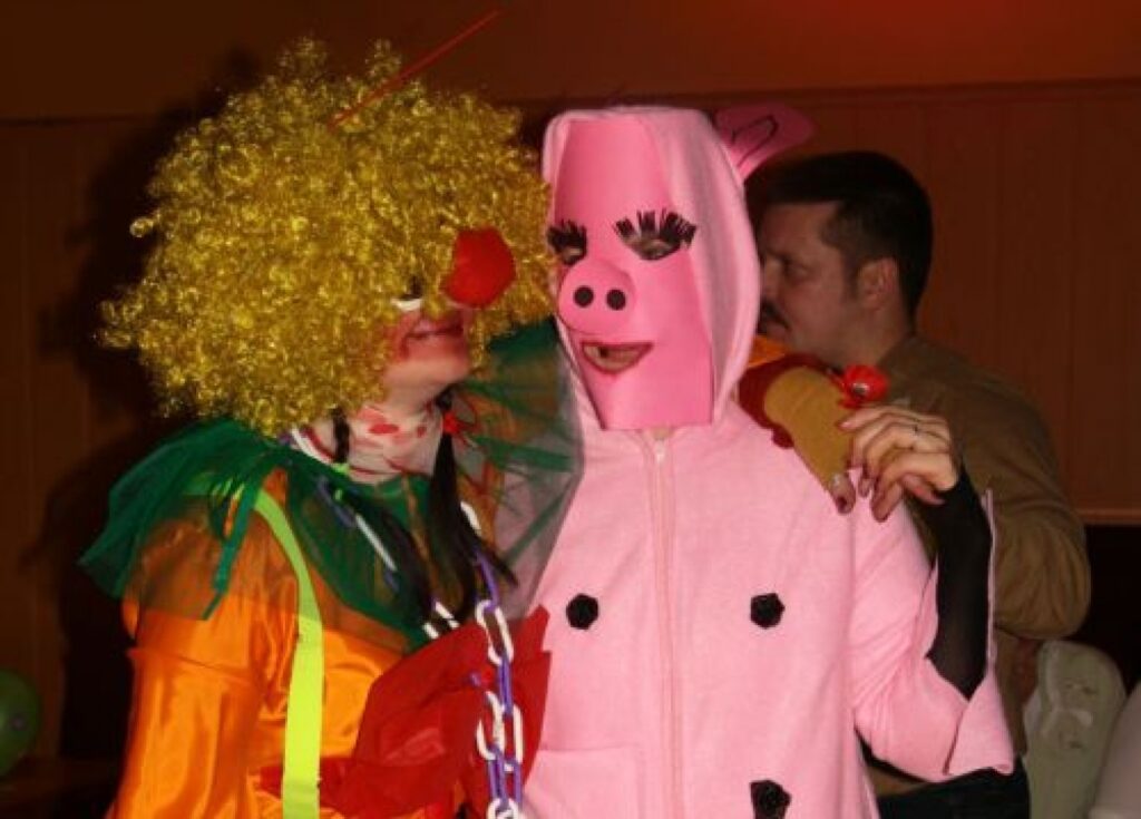 Sivēns ar Karlsonu cenšas rast kopēju valodu.
Autors: No personīgā arhīva