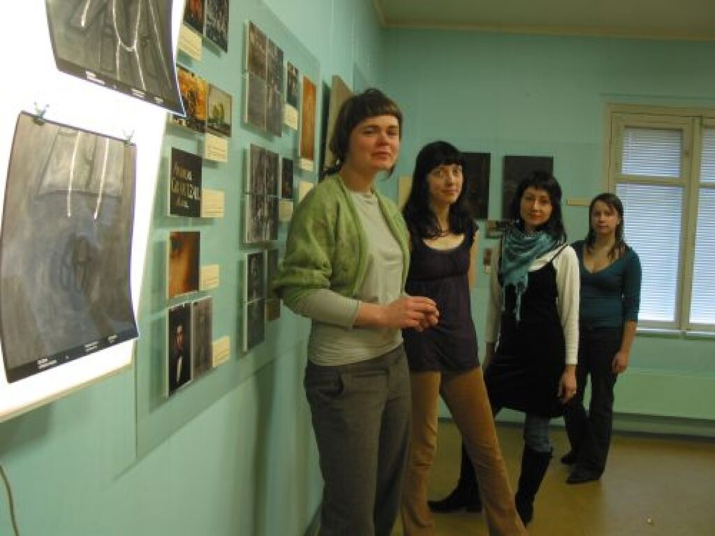 Mākslas akadēmijas studentes Inga Meldere (no kreisās), Liene Opmane, Ieva Poriete un Evita Melbārde drošina valcēniešus doties apgūt restauratora amatu.
Autors: Aldis Dubļāns