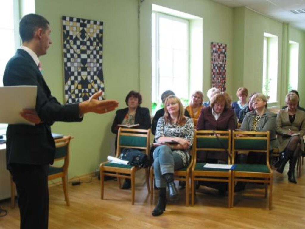 Kara muzeja speciālists Mārtiņš Mitenbergs Valkas rajona pedagogiem visnotaļ atraktīvi prata izstāstīt, kā pētīt novada vēsturi. 
Autors: Aldis Dubļāns