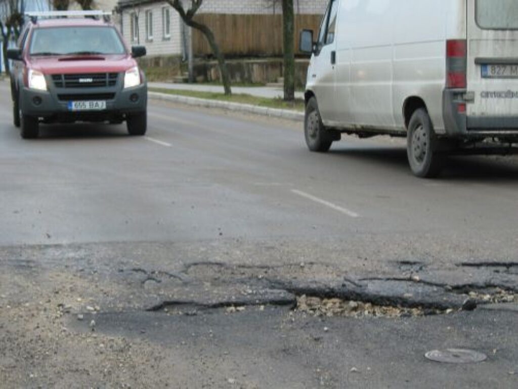 Bedri Latgales un Semināra ielas krustojumā apbraukt ir problemātiski. Pirms pāris nedēļām kāds autovadītājs tajā nolauza mašīnai riteni.
Autors: Aivars Zilbers