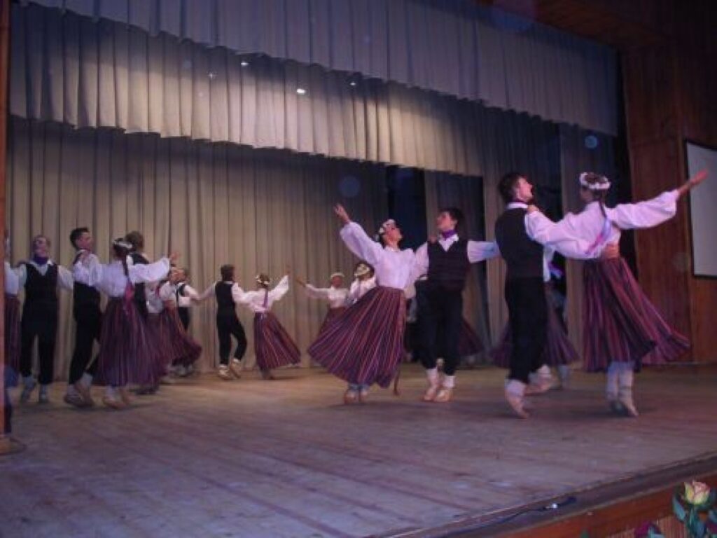 Smiltenes Tautas deju ansamblis “Ieviņa” A grupas kolektīvu skatē ieguva pirmās pakāpes diplomu un tiesības Deju svētkos uzstāties priekšplānā. 
Autors: Sandra Pētersone