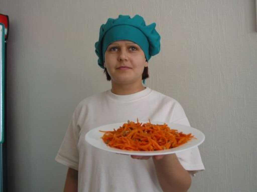 Pavāre Sarmīte Buža iesaka itin vienkāršus salātus – sarīvētus burkānus sajauktus ar salātu eļļu, grauzdētām saulespuķu sēklām un citrona sulu.
Autors: Aldis Dubļāns