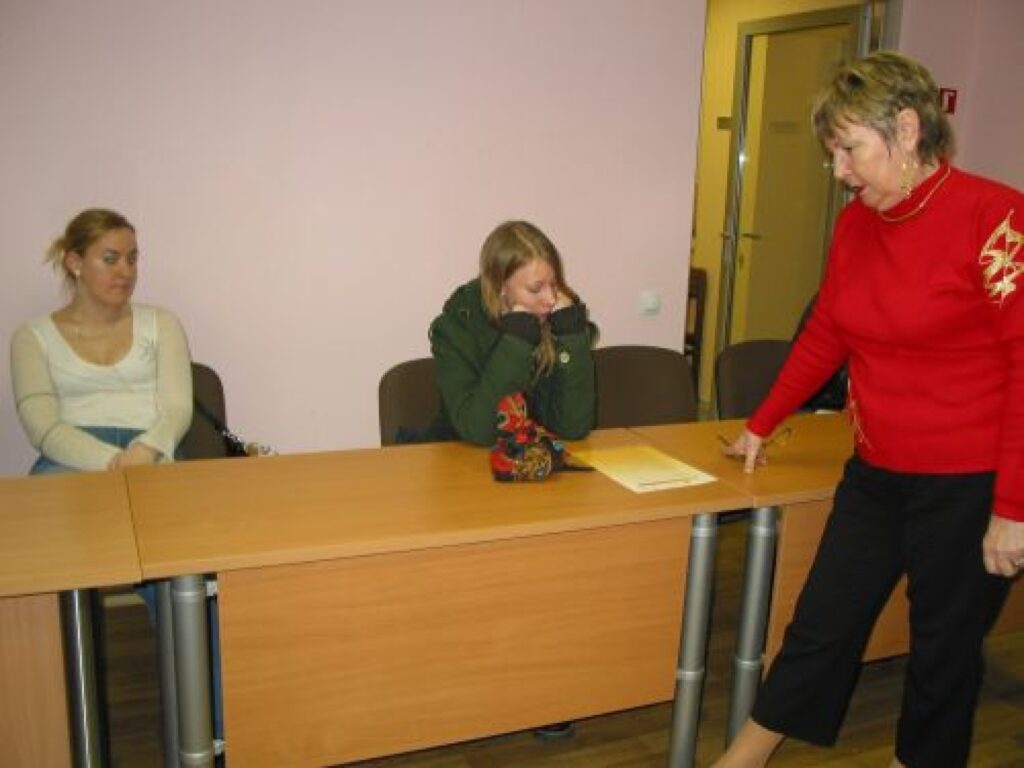 Nodarbinātības valsts aģentūras Valkas filiāles vadītāja Erna Pormeistere (pirmā no labās) bezdarbniekiem norāda, ka galvenais viņu uzdevums būs pašiem aktīvi meklēt darbu. 
Autors: Aivars Zilbers