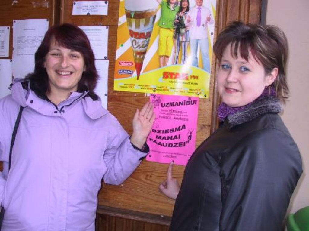 Strenču kultūras nama direktore Solvita Tēberga (no kreisās) un pasākumu organizatore Daiga Beitika atgādina, -  ir sācies “Dziesmas manai paaudzei” laiks.
Autors: Sandra Pētersone