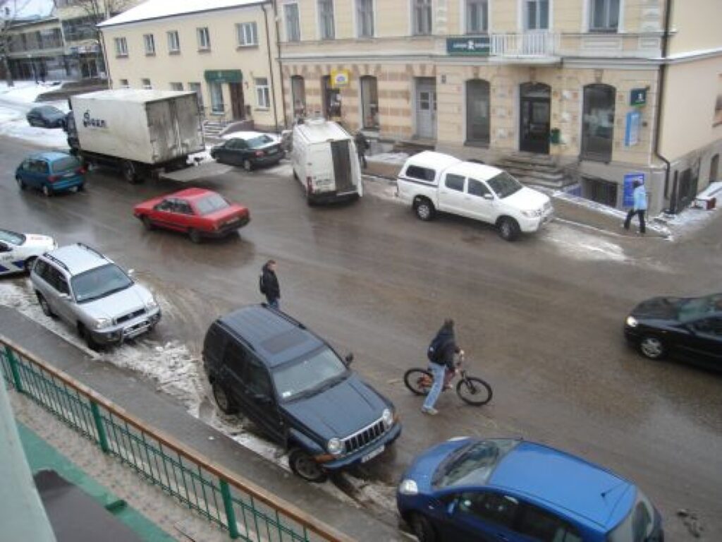 Smiltenes centrā, pateicoties autovadītajiem, kuri ignorē satiksmes noteikumus, veidojas situācijas, kas nervus 