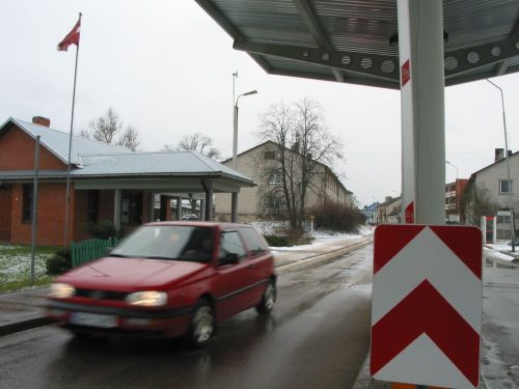 Pēc Latvijas – Igaunijas robežu atvēršanas pār robežu var doties brīvi, taču ik brīdi imigrācijas dienesta darbinieki pierobežas zonā var likt uzrādīt dokumentus. 
Autors: Aldis Dubļāns