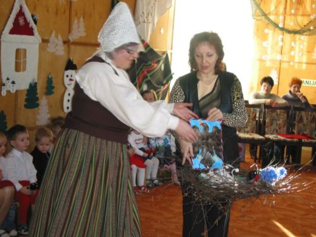  Valkas bērnudārza “Pasaciņa” vadītāja Laila Ozoliņa apsviecinās ar kolēģi no Somijas, kura ligzdā ieliek valsts simbolu – gulbjus.
Autors: Inga Karpova