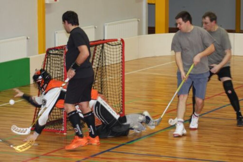 “Čomu” vārtu vīrs Kristaps Kīns šo bumbu notvers. Viņu sargā komandas biedri Artis Stahovskis un Ilgvars Rullis.
Autors: Aldis Dubļāns