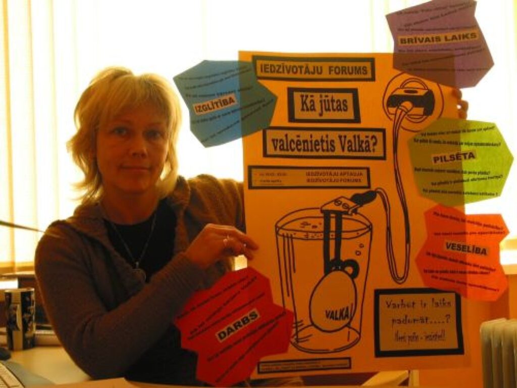 Valkas pilsētas domes speciāliste darbam ar jaunatni Jolanta Dudzinska ar afišu par iedzīvotāju aptauju, kas šobrīd redzamas Valkas pilsētā.
Autors: Inga Karpova