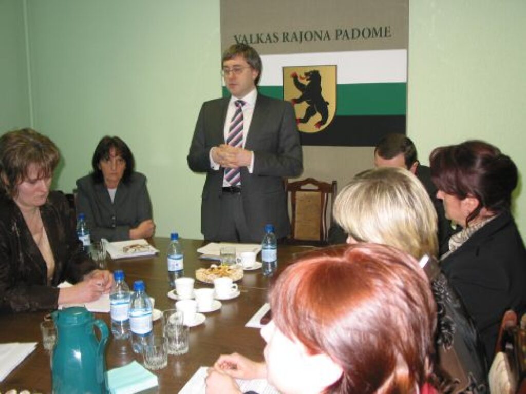 Reģionālās attīstības un pašvaldību lietu ministrs Edgars Zalāns rajona pašvaldību vadītājiem uzsvēra, ka pēc novadu izveidošanas liela nozīme būs savstarpējai kooperācijai un prasmei vienoties.
Autors: Aivars Zilbers