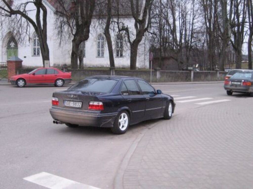 Šīs fotogrāfijas autors strādā ar cilvēku glābšanu saistītā dienestā un apzinās, cik bīstamu situāciju radījis neatļauti novietotā BMW vadītājs.
Autors: No personīgā arhīva