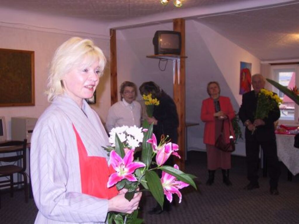  Valentīndienas pēcpusdienā uz Lindas Ziediņas personālizstādes atklāšanu bija ieradušies mākslinieces tuvākie cilvēki, kas veltīja atzinīgus vārdus.
Autors: Santa Sinka