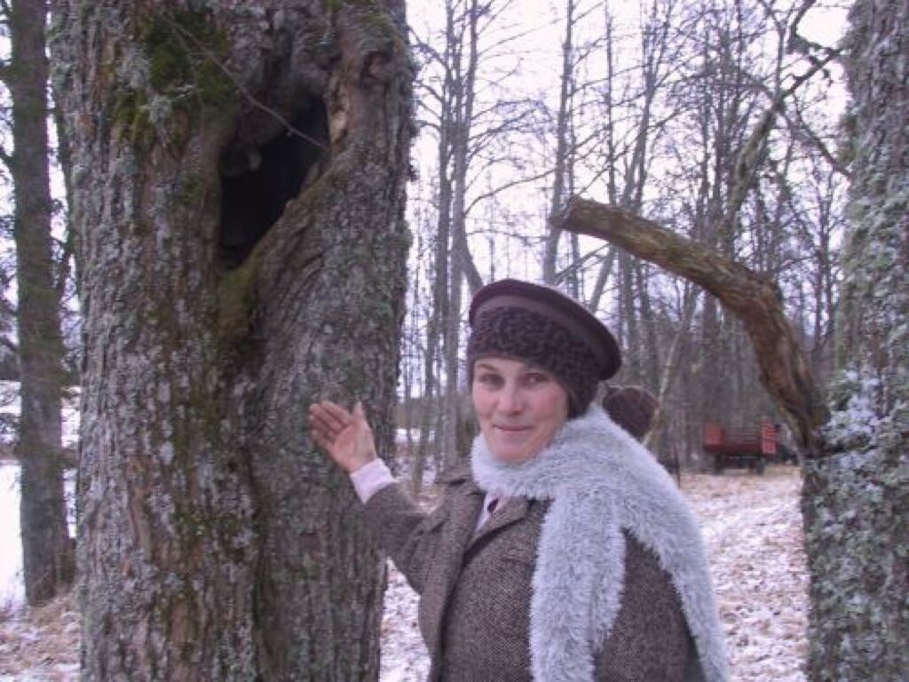 Šīs simtgadīgās liepas dobumu mazuļu perēšanai jau daudzus gadus izvēlas “Lejas Kleperu” kaimiņiene Urālpūce. “Vistas viņa nekad nav aiztikusi,” stāsta Līga Klepere.
Autors: Sandra Pētersone