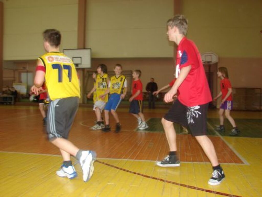  Skolēni sacensībās “Oranžā bumba” par uzvaru cīnījās ne pa jokam, tas bija vērojams spraigajās spēlēs Blomes pamatskolā. 
Autors: Santa Sinka