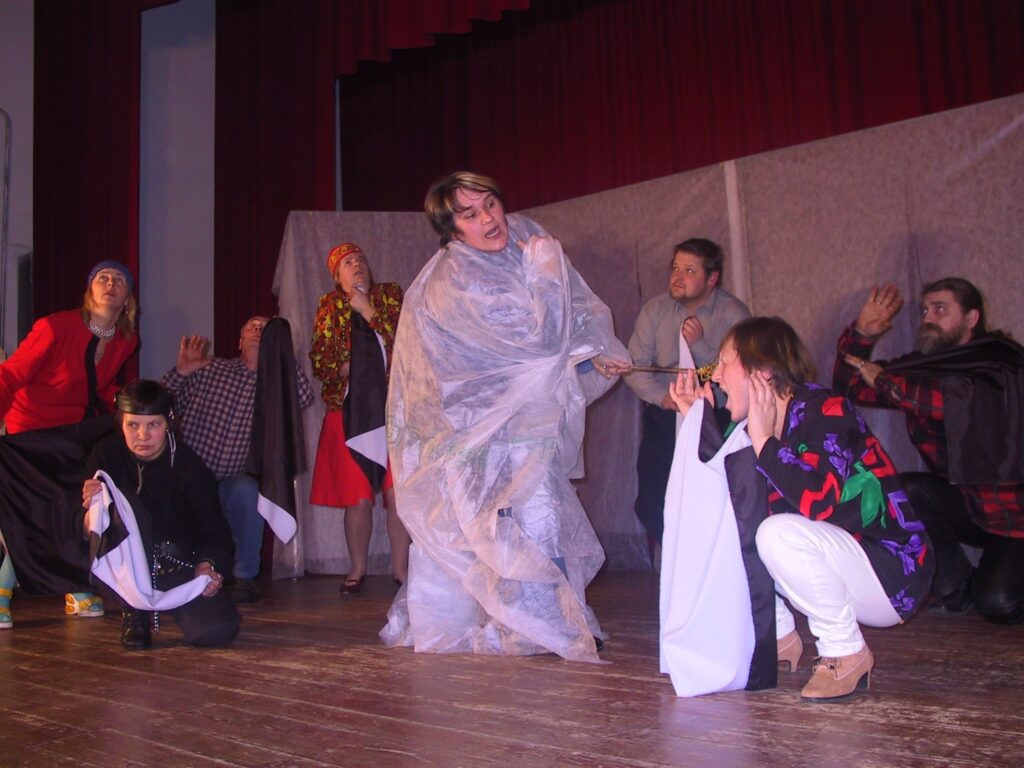 Teātra vilinājums ir iespēja izdzīvot citu dzīves, procesus, kas ar pašiem ikdienā nenotiek. Arī tāpēc Mēriem jau 10 gadus ir sava dramatiskā kopa. Attēlā – fragments no pirmizrādes “Svētais karš”. 
Autors: Sandra Pētersone