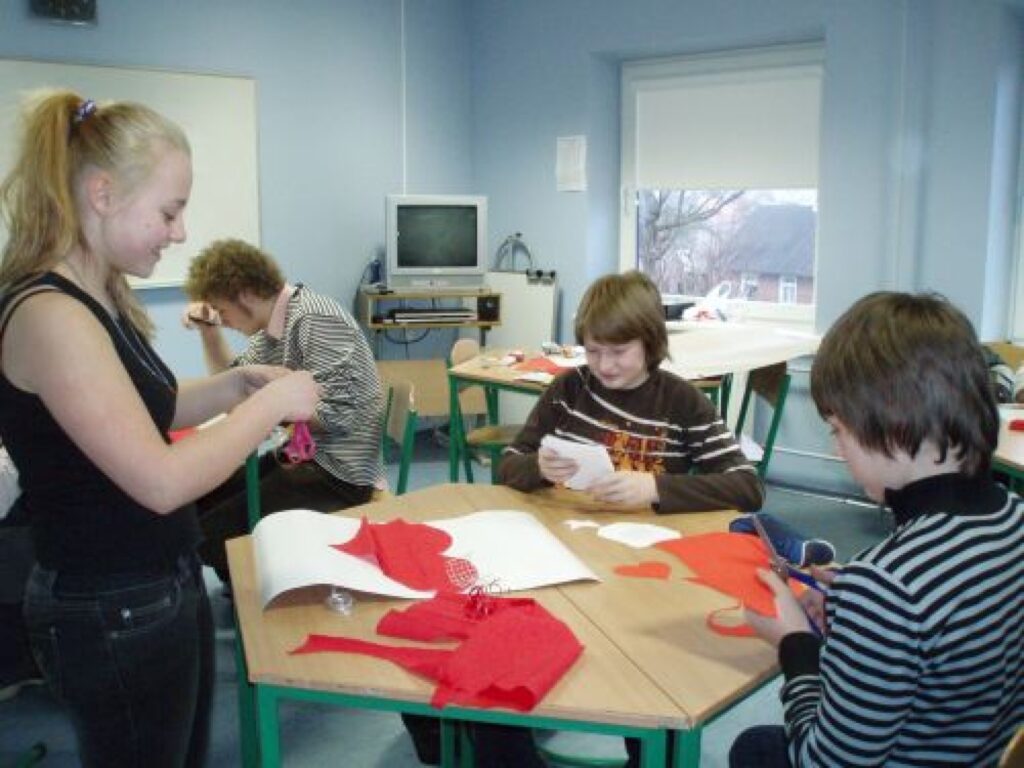 Valkas ģimnāzisti Nika, Reinis no 8.b un Emīls no 7. klases gatavo plakātu sacensībai.
Autors: No ģimnāzijas arhīva