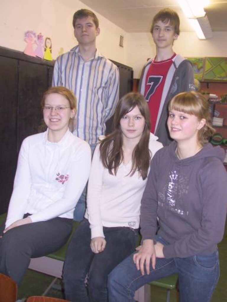 Visvairāk makulatūru Smiltenes ģimnāzijā savāca Krista Eglīte (no kreisās), Linda Mūsiņa, Eva Kukurīte, Emīls Vīksna un Edgars Haks. Klāt nav Baibas Zariņas.
Autors: Sandra Pētersone