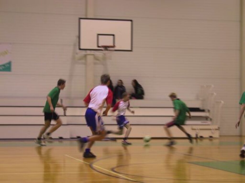 Smiltenes čempionātā telpu futbolā B grupā labākās bija tehnikuma un 29. arodvidusskolas komandas (attēlā).
Autors: Sandra Pētersone