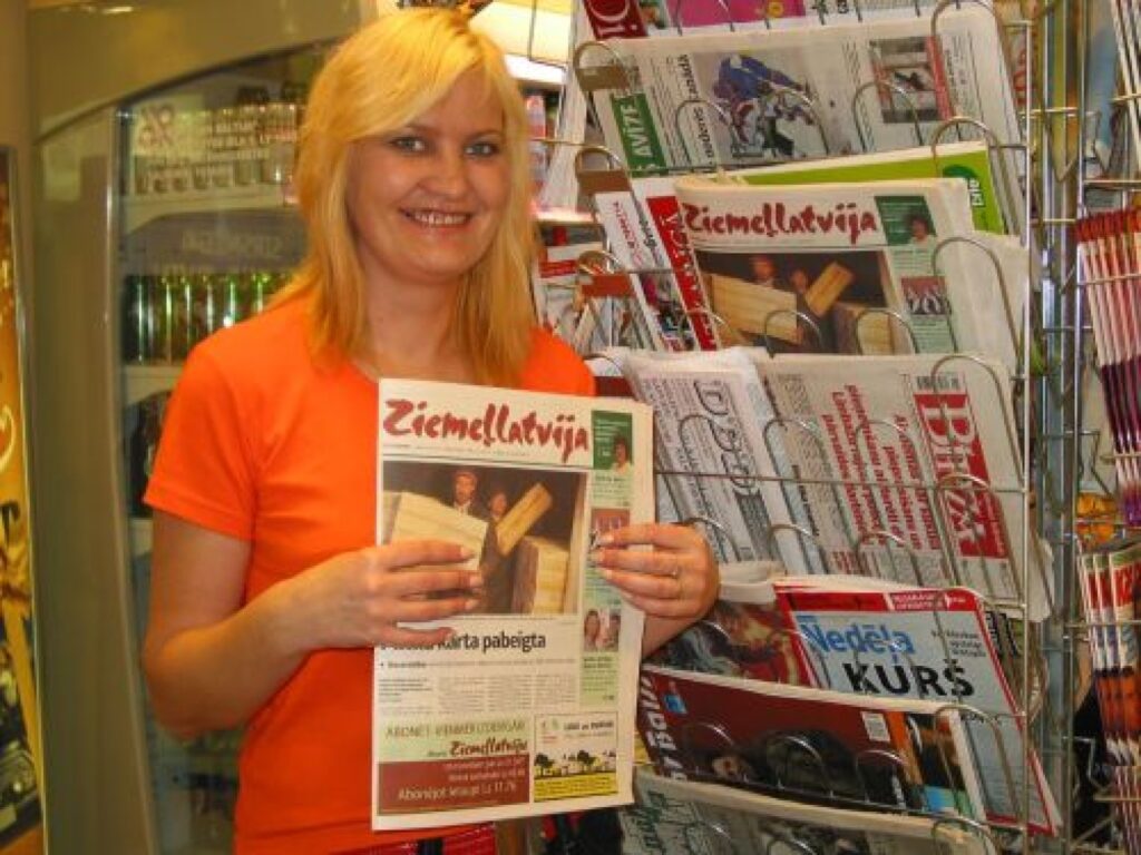 SIA “Narvesen Baltija” veikala pārdevēja Inese Šubeniece atzīst, ka sestdien cilvēki daudz vairāk pirkuši vietējo laikrakstu “Ziemeļlatvija”
Autors: Inga Karpova