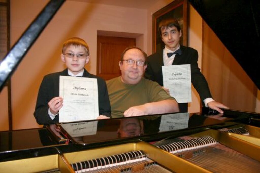 Jau ierasts, ka J. Cimzes Valkas mūzikas skolas Arņa Ontensona klavieru klases audzēkņi Jānis Bērtiņš un Marks Ļebedevs kļūst par dažāda mēroga konkursu laureātiem.
Autors: Aldis Dubļāns
