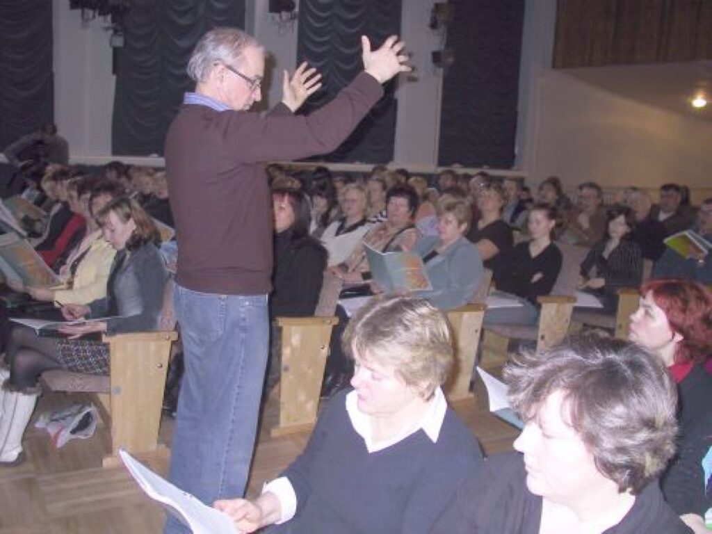 Svētdien Smiltenē ar Valkas rajona koriem strādāja arī šovasar gaidāmo lielo Dziesmu svētku virsdiriģents Jānis Zirnis. Jau tagad viņš paredz, ka noslēguma koncerts Mežaparkā būs ļoti labs.
Autors: Sandra Pētersone