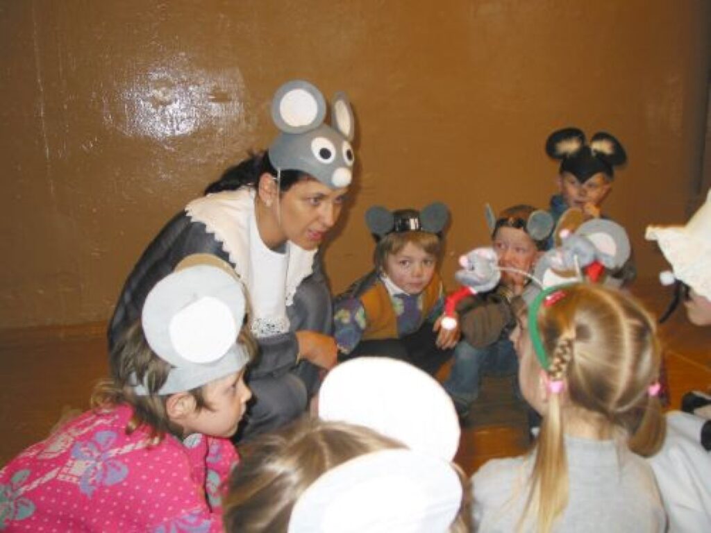 Žurkas gadā ne zaķēni, ne vilki nevar iztikt bez vadošās peles padoma, ko labprāt sniedz peles maskā tērpusies skolotāja Ingūna Kalniņa. 
Autors: Aivars Zilbers