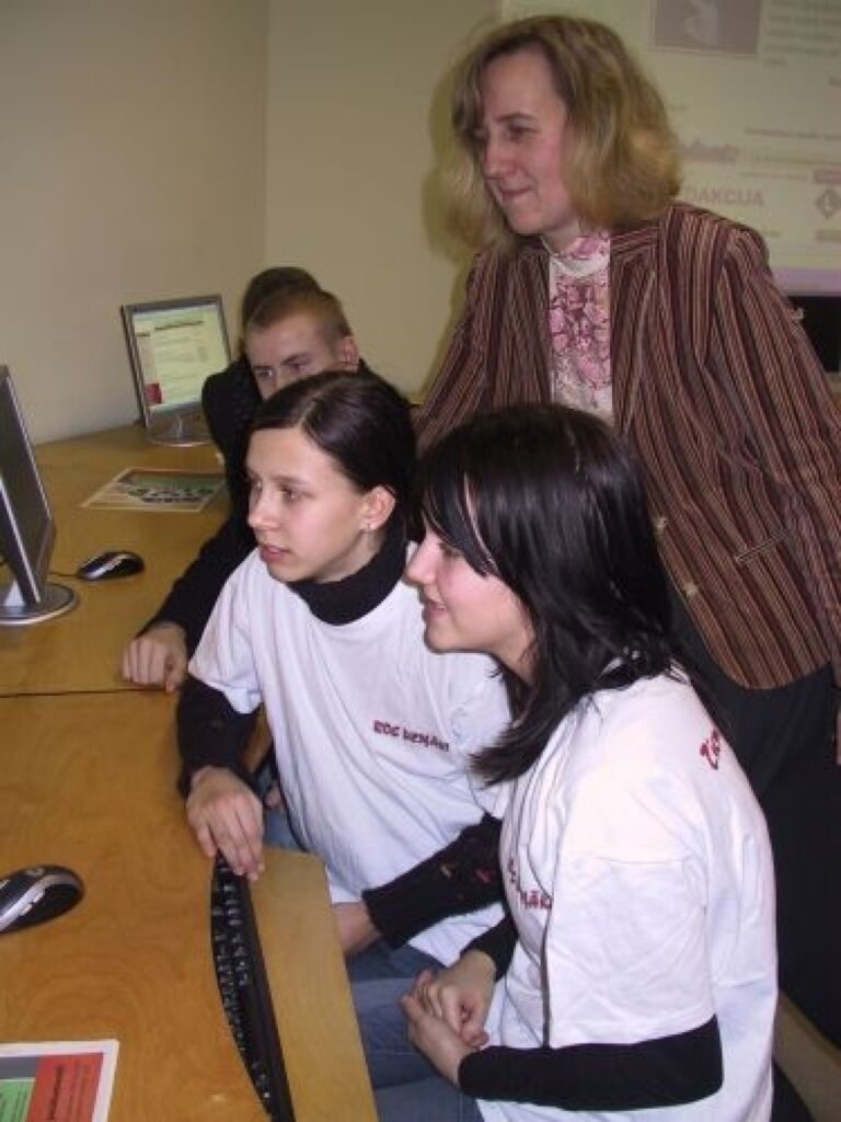 Portāla www.ziemellatvija.lv redaktori Sarmīti Ozolu patīkami pārsteidz Strenču vidusskolēnu, it īpaši konkursu uzvarētāju Ievas Āķeres (priekšplānā) un Līvas Muižnieces erudīcija. 
Autors: Sandra Pētersone