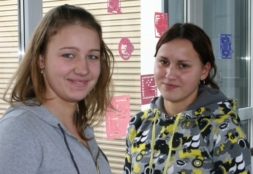 Valkas ģimnāzijas skolnieces Vita Zandersone un Kristīne Stale uzskata, ka Dānijā ir kļuvušas fiziski spēcīgākas un prasmēs daudzveidīgākas. 
Autors: Aldis Dubļāns