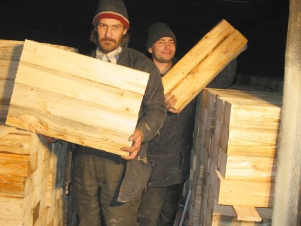 SIA “Valkas būvnieks” strādnieki Jānis Pāvuls (no kreisās) un Igors Simonovs stāsta, ka tagad sāksies iekšējie apdares darbi.
Autors: Aivars Zilbers