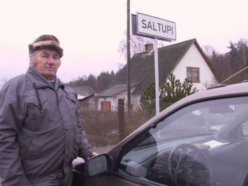“Vēl derētu zīmes arī abu meža ceļu puses. Tad būtu ļoti skaisti,” teic Ēriks Puriņš, kurš Saltupos un Pavāros aizsāka ceļa zīmju lietu. 
Autors: Sandra Pētersone