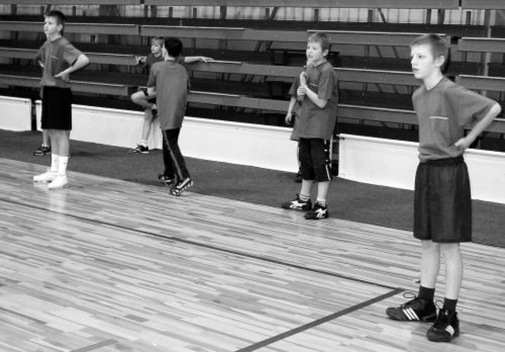 Kamēr bumbu kontrolē laukuma centra spēlētāji, smilteniešu “bliezēji” laukuma galā var uzelpot. 
Autors: Aldis Dubļāns