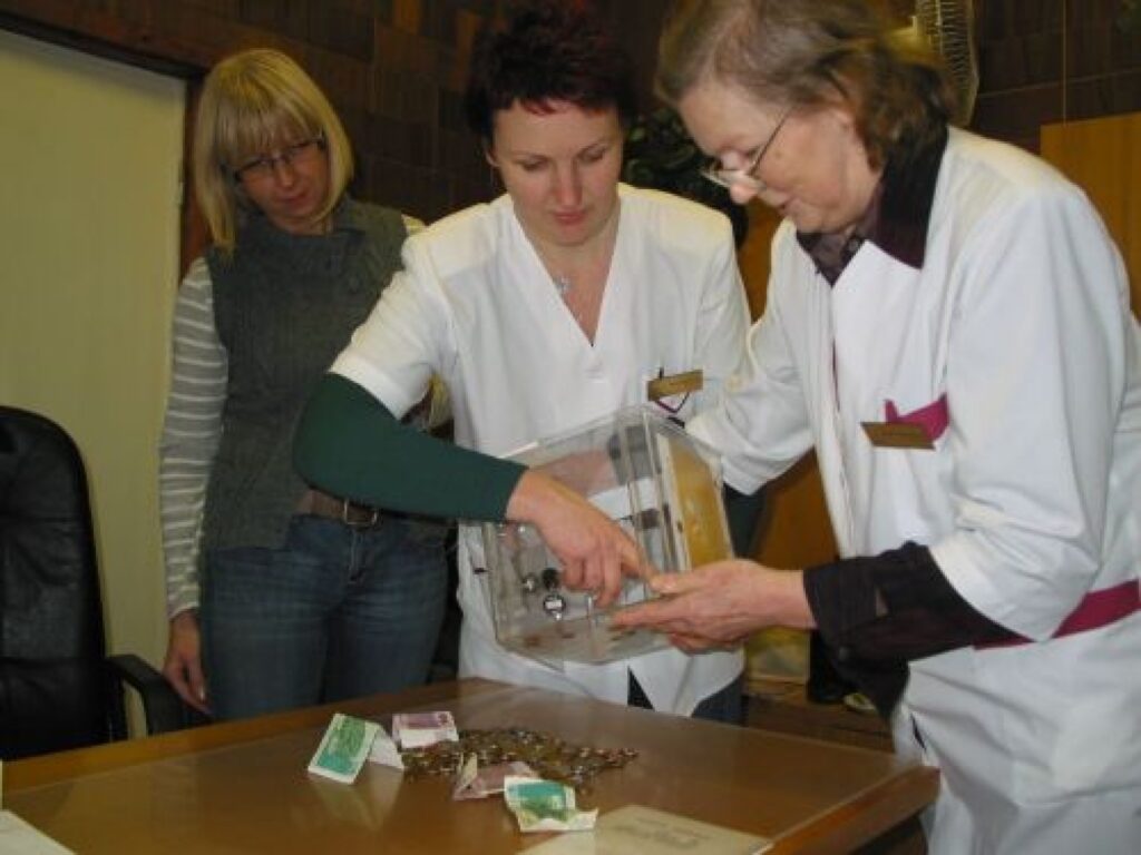 Otrdien zāļu lieltirgotavas “Tamro” pārstāve Kitija Blumfelda (no kreisās) un farmaceites Irēna Dudzinska un Skaidrīte Dudzinska atver ziedojuma kasti. 
Autors: Inga Karpova