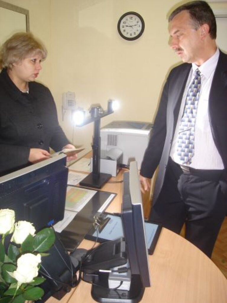 Smiltenes pilsētas domes priekšsēdētājs Ainārs Mežulis otrdien bija pirmais apmeklētājs Valkas pasu daļas kabinetā Smiltenē. Viņa pieteikumu pasei pieņēma Inese Jansone.
Autors: Sandra Pētersone