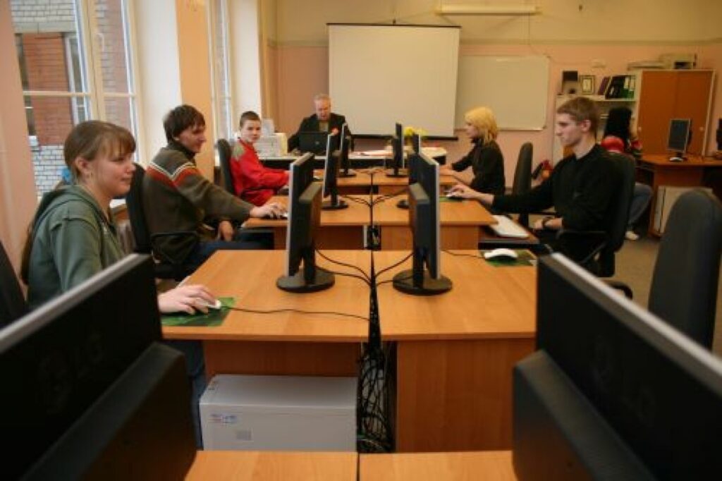 Valkas pamatskolas audzēkņiem jaunās datorklases ir devušas papildu motivāciju apgūt jaunākās datortehnoloģijas. 
Autors: Aldis Dubļāns